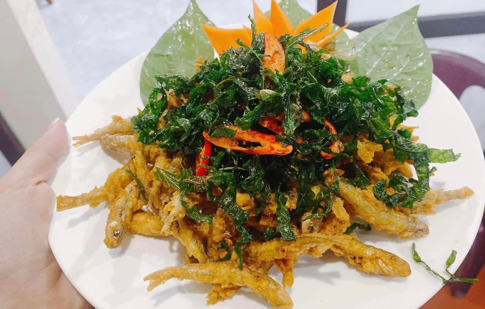 Cá bống chiên giòn lá lốt