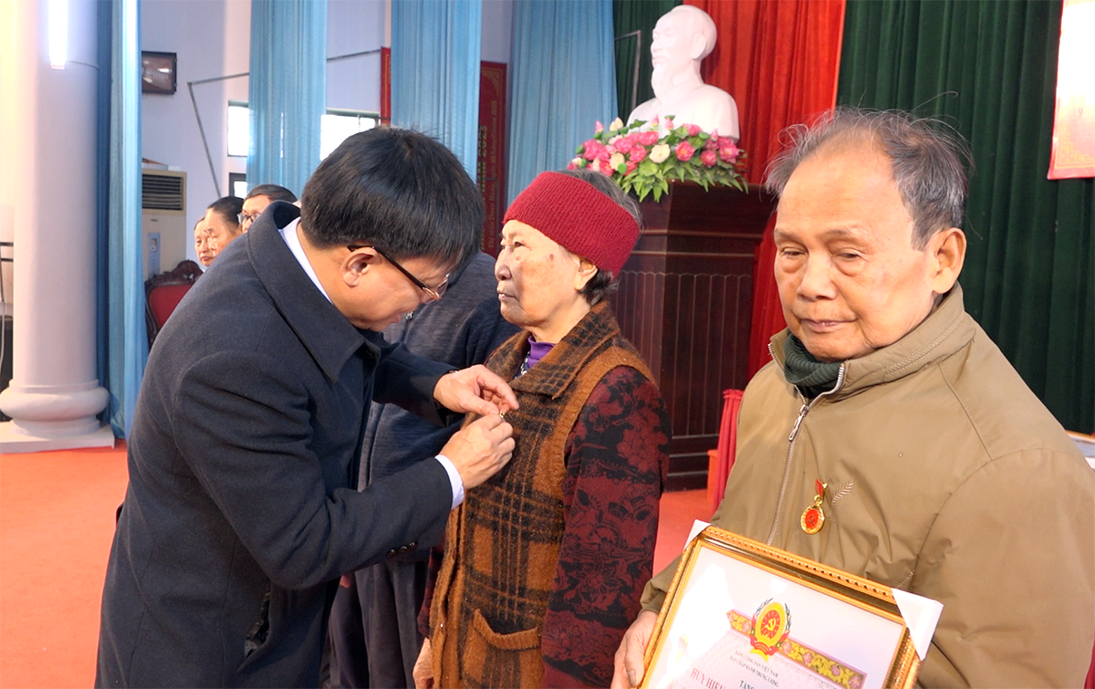  Đồng chí Bí thư Huyện ủy trao Huy hiệu Đảng đợt 3/2 cho các đảng viên thuộc Đảng bộ xã Đoan Hùng