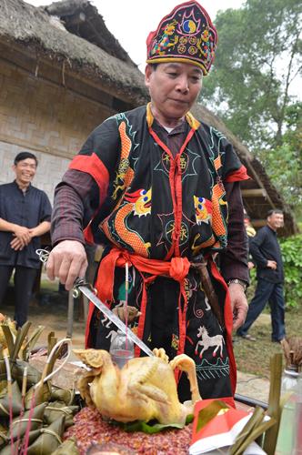 Tìm hiểu bộ trang phục thầy cúng của dân tộc Cao Lan trưng bày tại Bảo tàng Hùng Vương