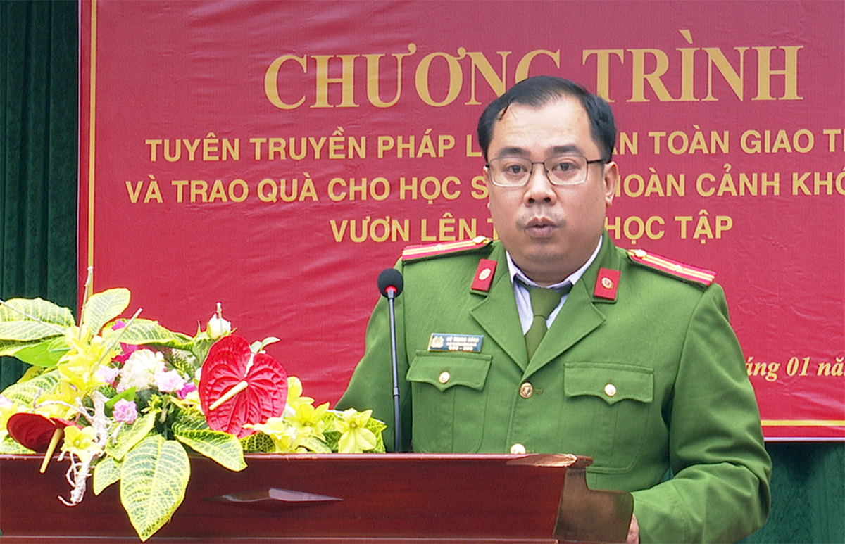 Tuyên truyền pháp luật về ATGT và tặng quà cho học sinh có hoàn cảnh khó khăn tại các xã Bằng Doãn và Minh Lương